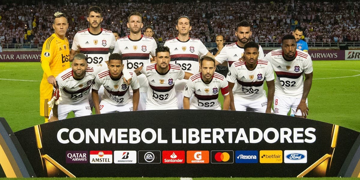 jogadores do flamengo posam para foto oficial da Libertadores