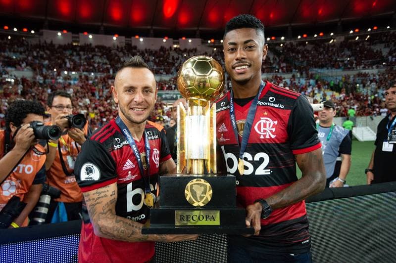Bruno Henrique e Rafinha comemorando título pelo flamengo