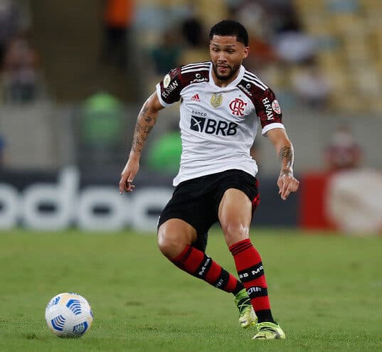 Flamengo fica com metade da venda do atacante Vitor Gabriel