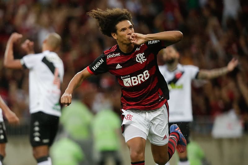 Arão comemora gol e Flamengo vence