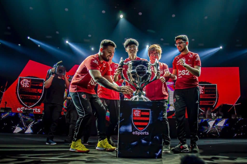 Time de LOL do Flamengo comemora título do CBLOL em ginásio lotado de torcedores rubro-negros