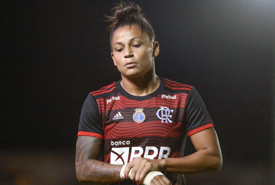 Maria Alves com a camisa do Flamengo; clube anunciou rescisão de contrato com a atacante