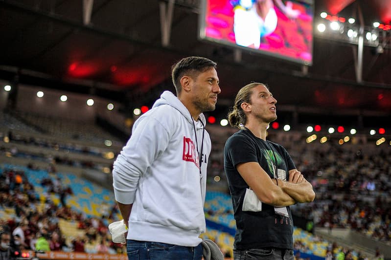 Diego Alves e Filipe Luís na beira do gramado do Maracanã.
