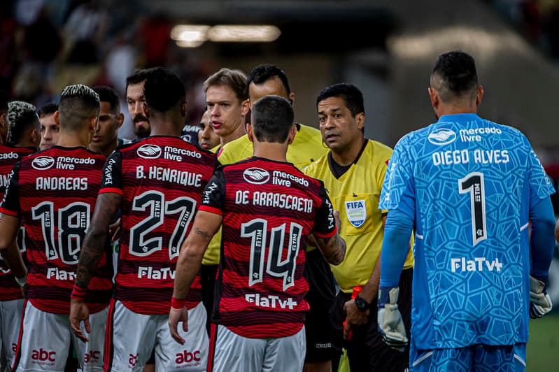 Atacante do Flamengo, Bruno Henrique pede ajuda de Deus na recuperação de entorse no joelho