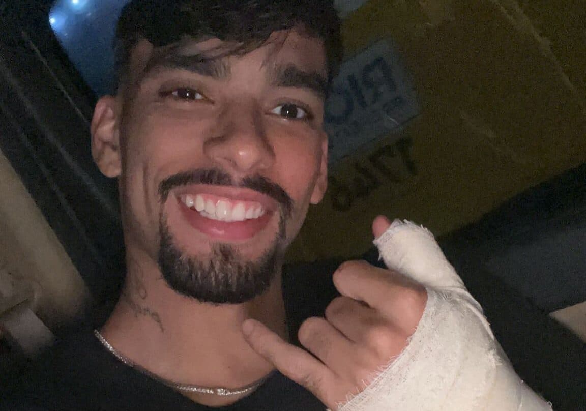 Lucas Paquetá corta mão soltando pipa e mostra corte nas redes