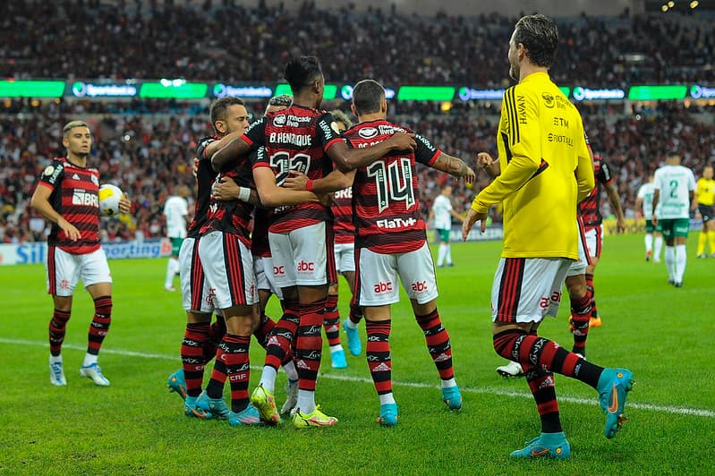 Time do Flamengo comemora gol de Ayrton Lucas na vitória contra o Cuiabá.jpg