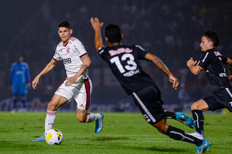 ayrton lucas bragantino 1x0 flamengo brasileiro 2022