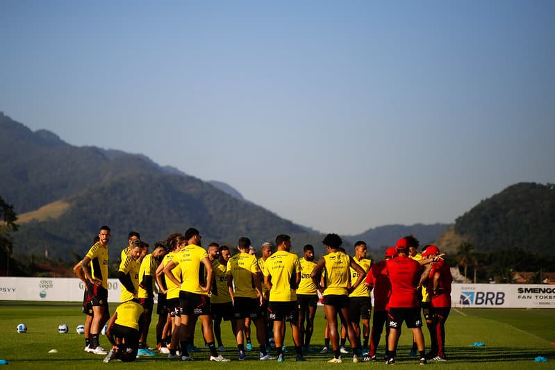 Jogadores do Flamengo treinam para duelo contra o Tolima