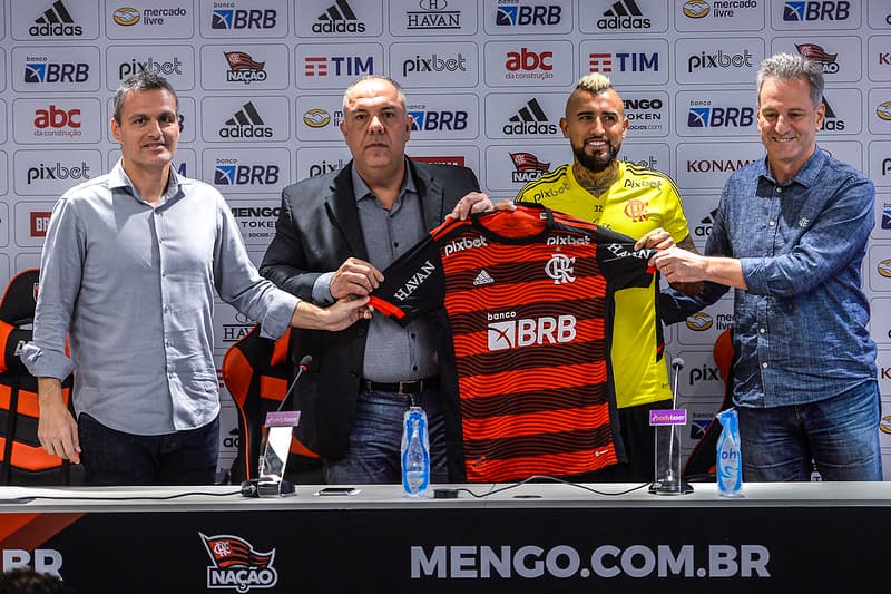Marcos Braz durante apresentação de Arturo Vidal; diretoria do flamengo ainda busca contratações na reta final da janela de transferências