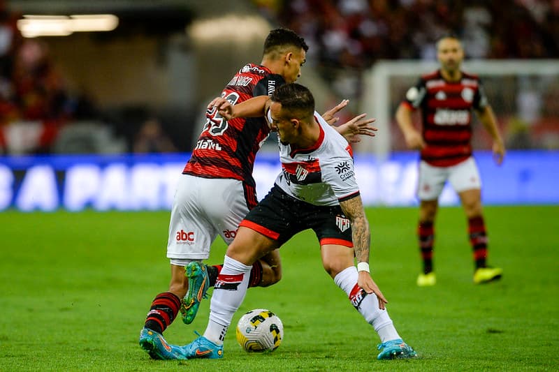 Melhores momentos Flamengo 2x1 Atlético-GO - Victor Hugo disputa a bola com atleta adversário