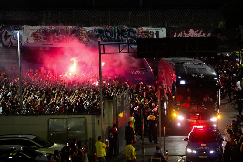 Ônibus com os jogadores do Flamengo chega ao Maracanã ovacionado pela Nação Rubro-Negra - Flamengo 2x0 Atlético Copa do Brasil 2022