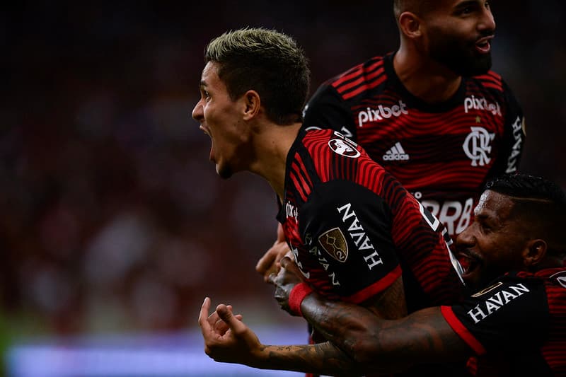 Pedro comemora ao lado de Rodinei; atacante e lateral foram os maiores destaques de Flamengo 7x1 Flamengo, pela Libertadores 2022