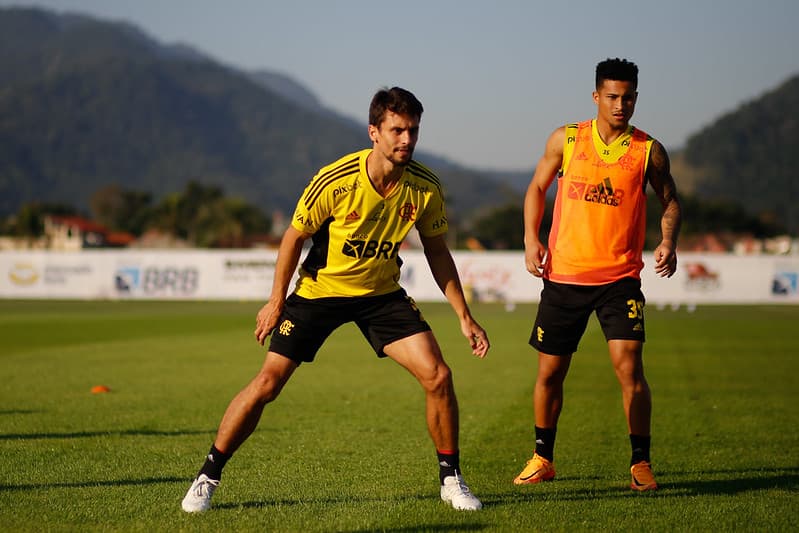 Rodrigo Caio e João Gomes treinam no Ninho do Urubu; zagueiro foi relacionado pelo Flamengo, Rossi apresentado no Al-Nassr e as últimas notícias do Flamengo