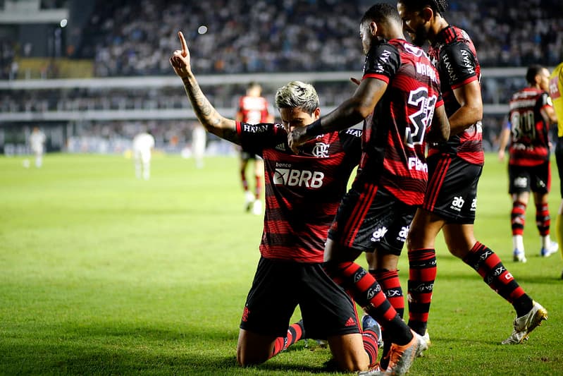 Time do Flamengo comemora com Pedro o gol do atacante contra o Santos, jogo válido pela 15ª rodada do Brasileiro 2022