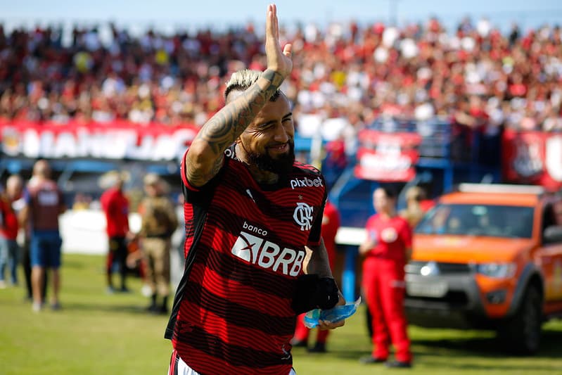 Vidal acena para a torcida do Flamengo na ressecada