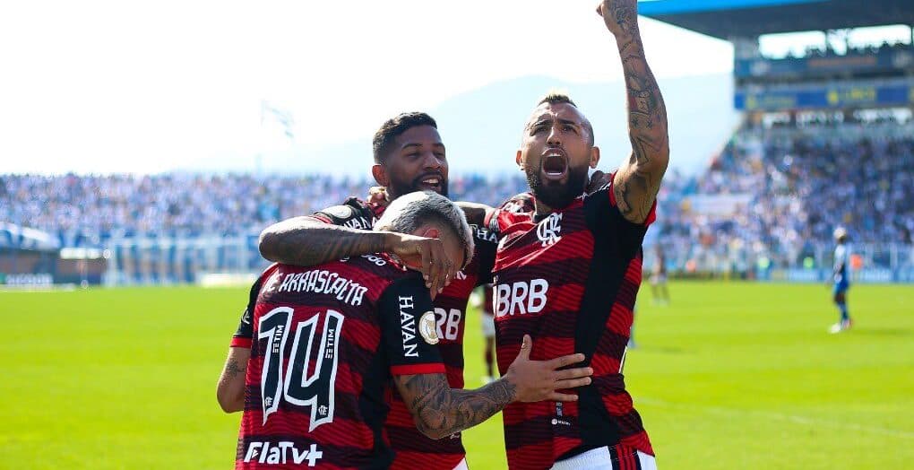 Flamengo Arrascaeta Vidal e Rodinei comemoram gol na Ressacada