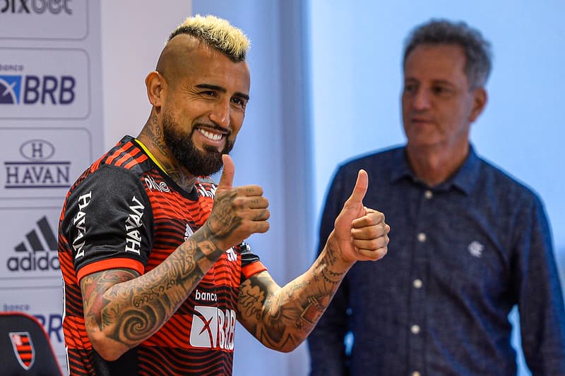 Vidal sinaliza para as câmeras apresentado oficialmente no Flamengo