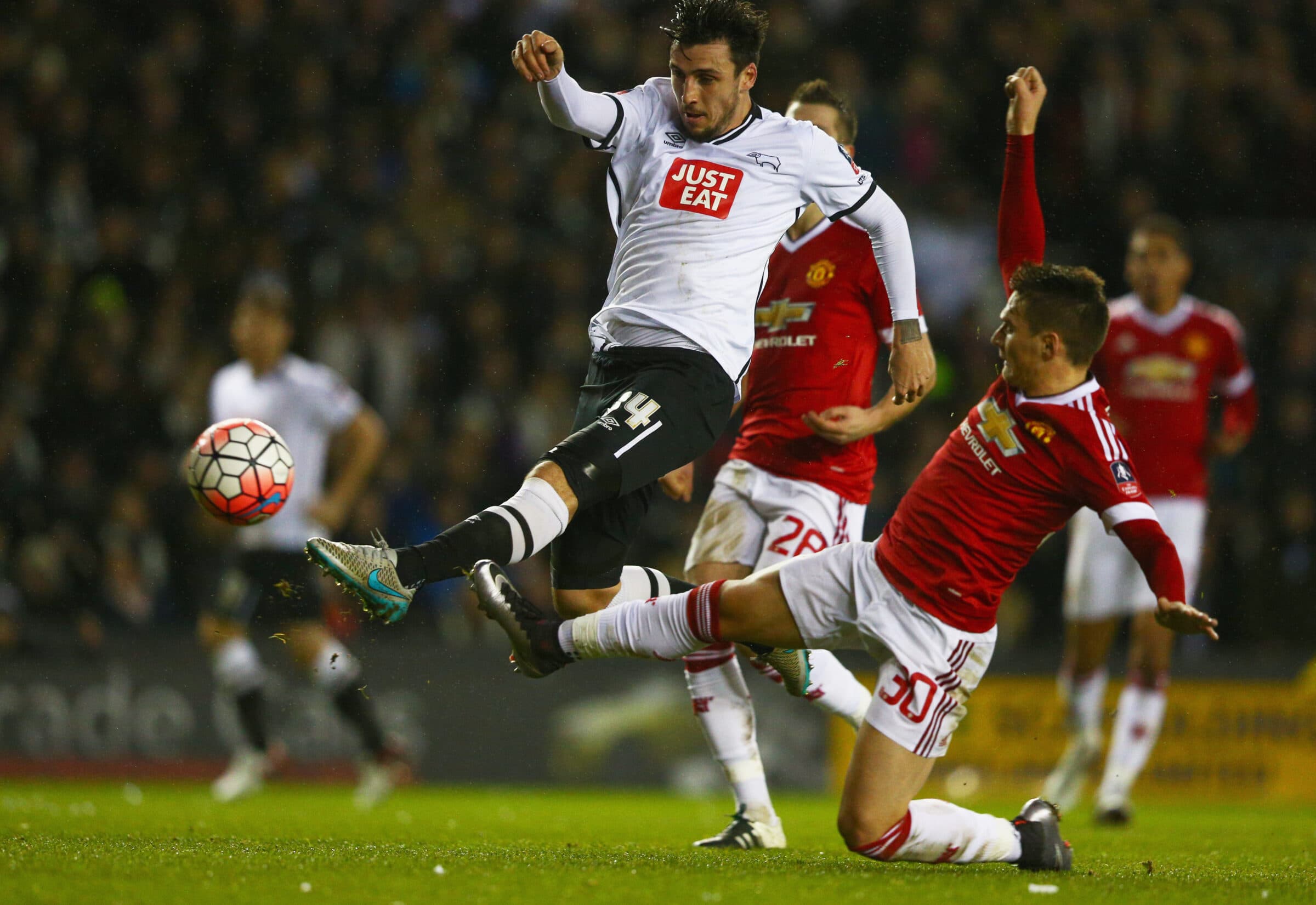 Flamengo tem tudo acertado com Guilhermo Varela, depende do jogador acionar mecanismo da FIFA