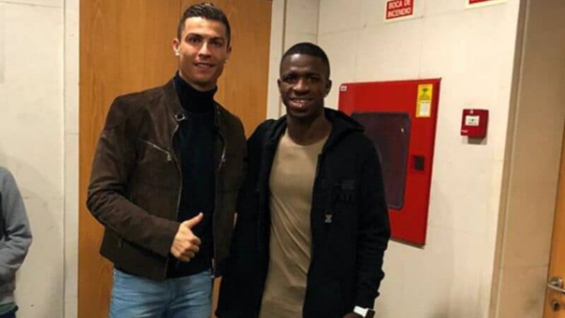 Vinícius Júnior posa para foto com Cristiano Ronaldo