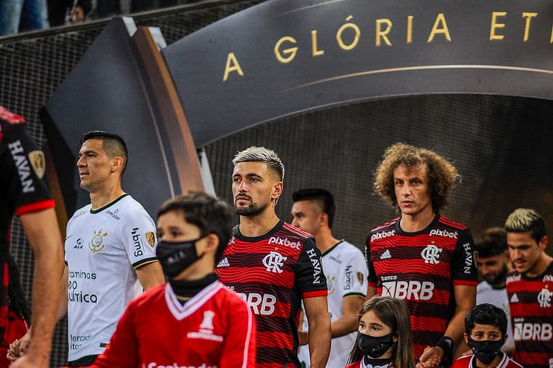 Flamengo e Corinthians entram em campo pela Libertadores