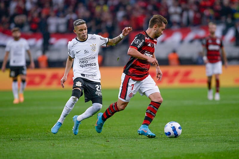 Everton Ribeiro carrega bola na frente de Adson, no jogo entre Flamengo e Corinthians