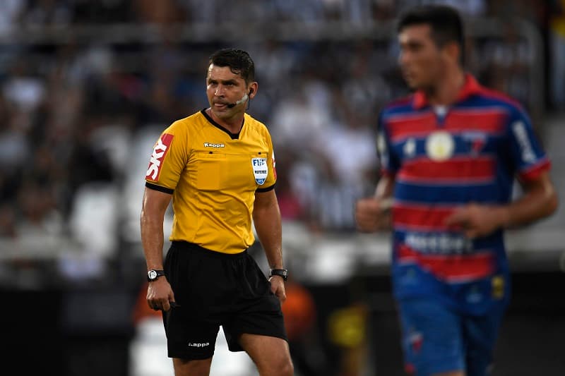Árbitro Wagner Reway vai atuar no VAR de Fluminense x Coritnhians após erros no Fla x Athletico