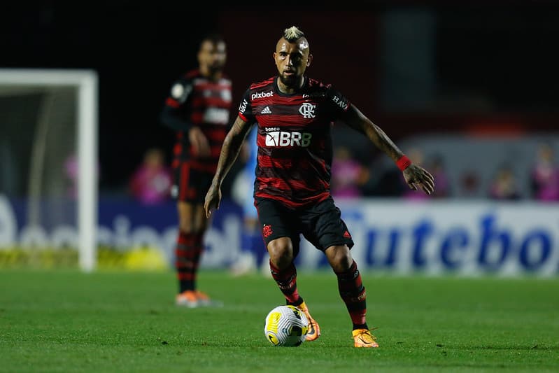 Arturo Vidal começou como titular do Flamengo contra o Volta Redonda no Carioca; na coletiva, Vitor Pereira explicou o motivo de sacar everton ribeiro