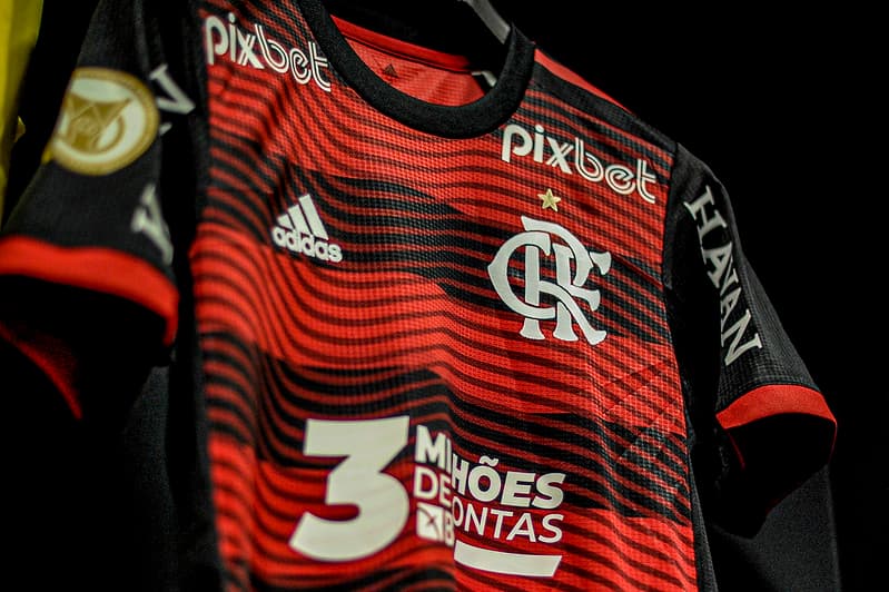 Camisa do Flamengo; Banco BRB divulgou balanço da parceria com Flamengo em 2022
