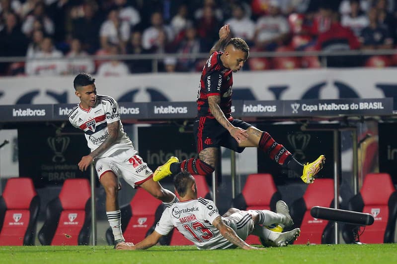 Cebolinha luta pela bola contra o São Paulo. Atacante marcou pela primeira vez com a camisa do Flamengo