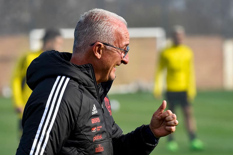 Dorival Júnior sorridente no treino no CT do Boca Juniors antes do primeiro jogo do confronto do Flamengo com o Vélez Sarsfield