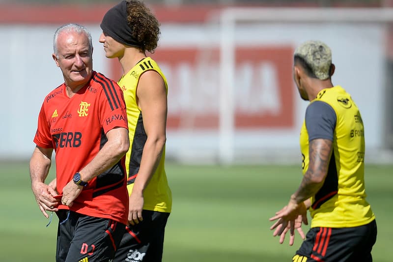 Dorival ressalta importância de jogadores do Flamengo no vestiário