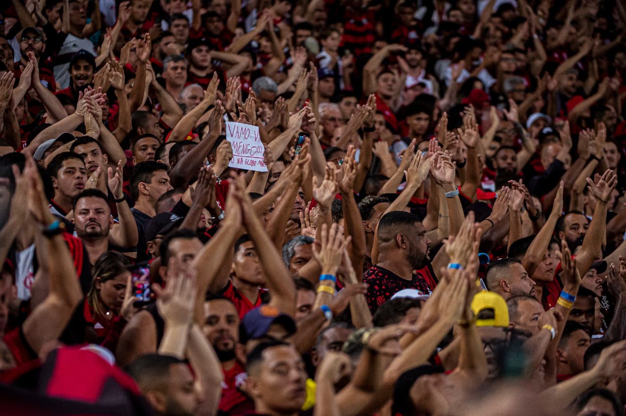 Torcida do Flamengo fazendo a festa no Maracanã; Vasco divulgou informações sobre ingressos no Carioca