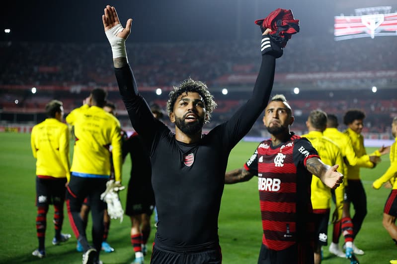Gabigol comemorando com a torcida do Flamengo no Morumbi