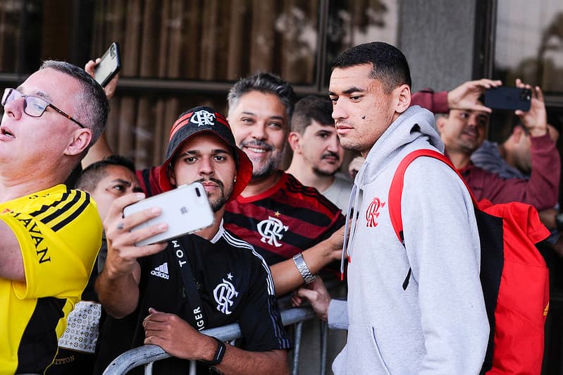 Goleiro Santos posa para fotos na chegada a São Paulo: Flamengo pronto para encarar o Corinthians pela Libertadores