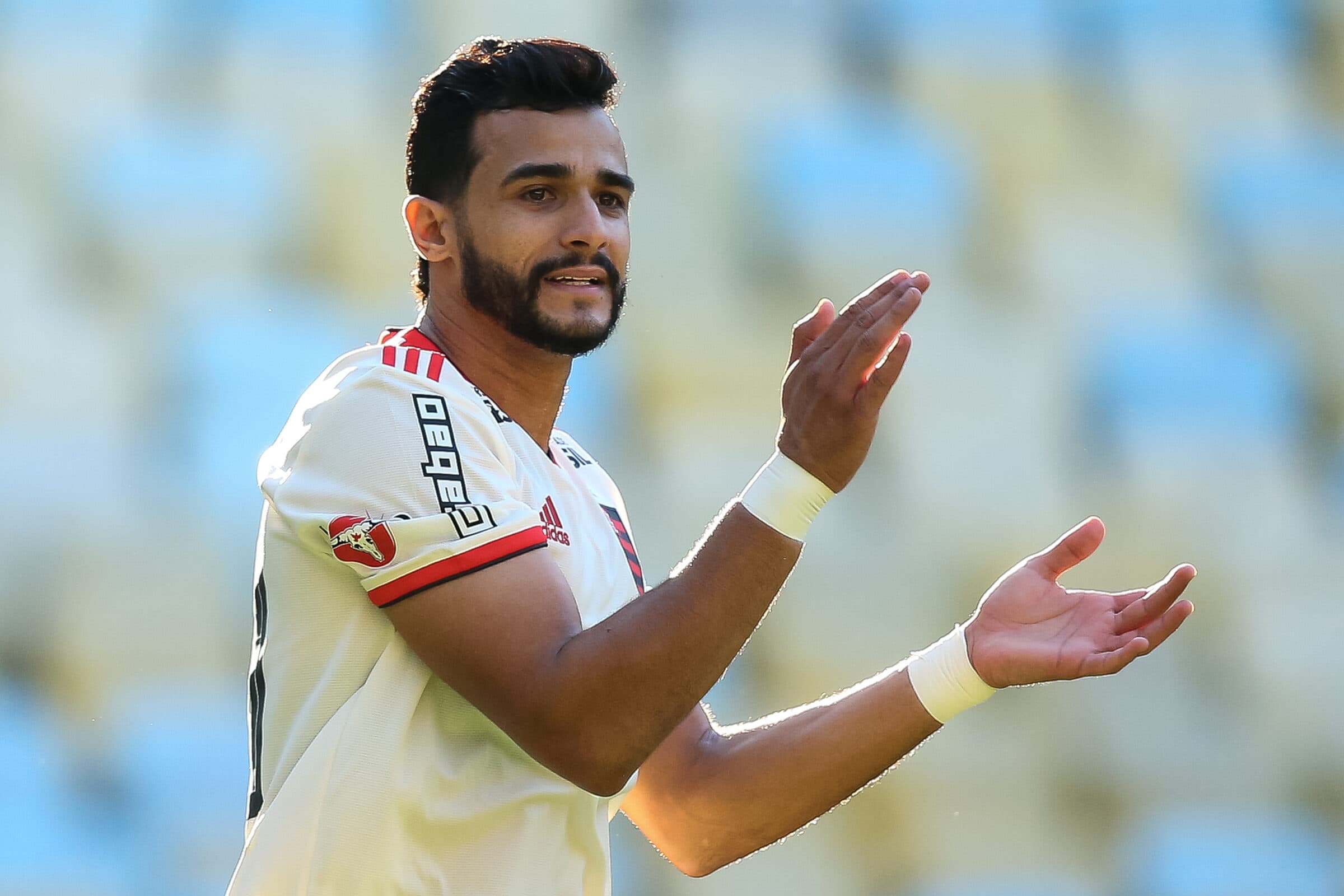 Henrique Dourado com a camisa do Flamengo