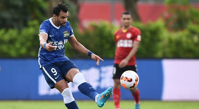 Henrique dourado em ação com o Henan Songshan Longmen
