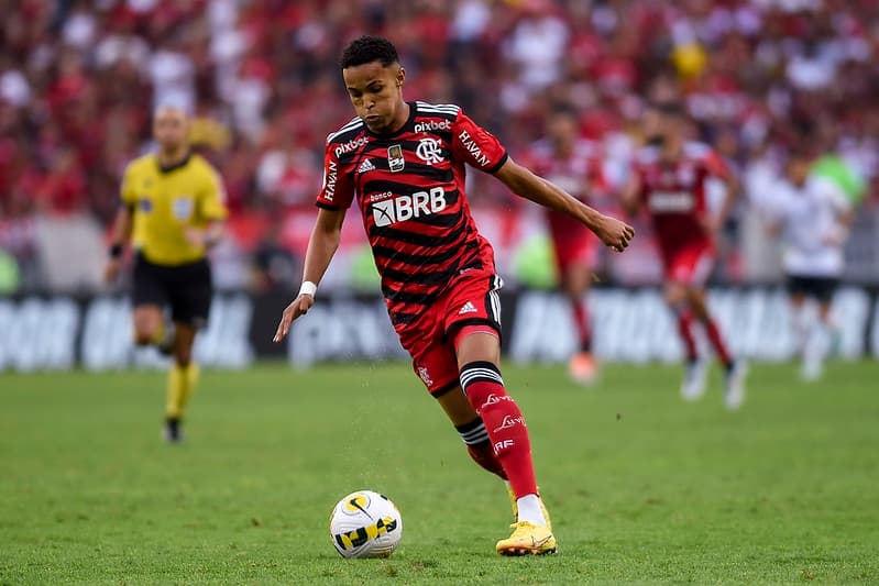 Jogador do Flamengo, Lázaro tem 20 anos e já recebeu proposta de time inglês