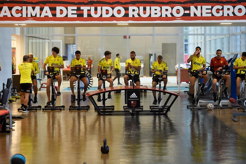 Jogadores do Flamengo nas bicicletas do CT do Ninho do Urubu