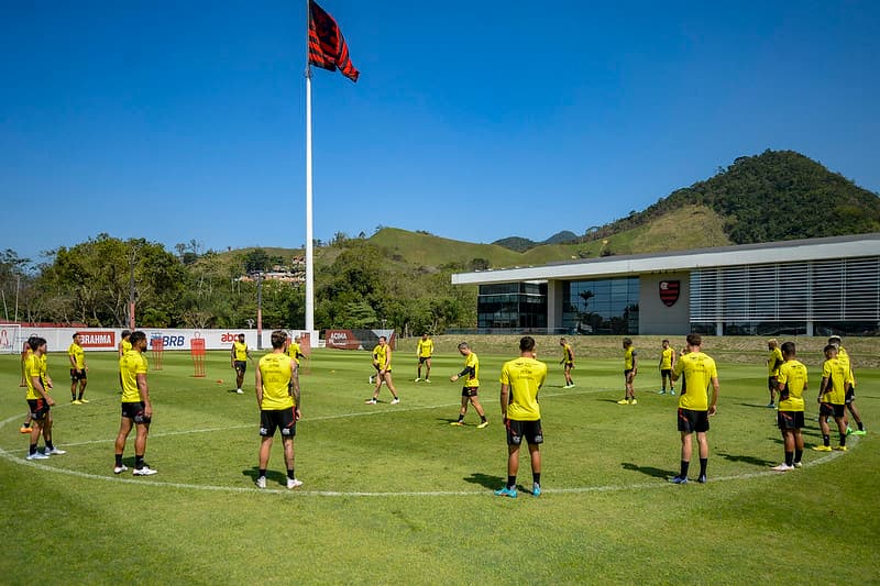 Jogadores do Flamengo reunidos no campo do Ninho do Urubu