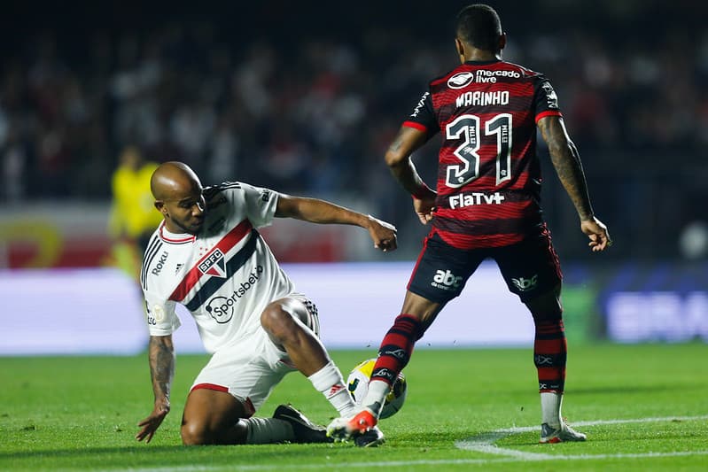 Marinho dispute bola com Patrick em partida pelo Brasileirão