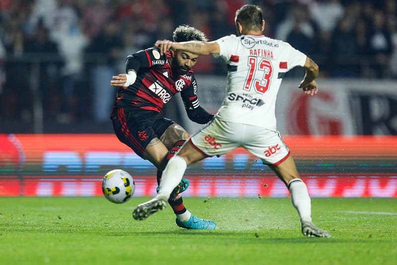No último confronto entre Flamengo e São Paulo no Morumbi, o Rubro-Negro venceu por 2 gols a 0