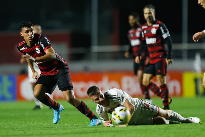 Nova joia do Flamengo, Victor Hugo disputa jogada com atacante do São Paulo