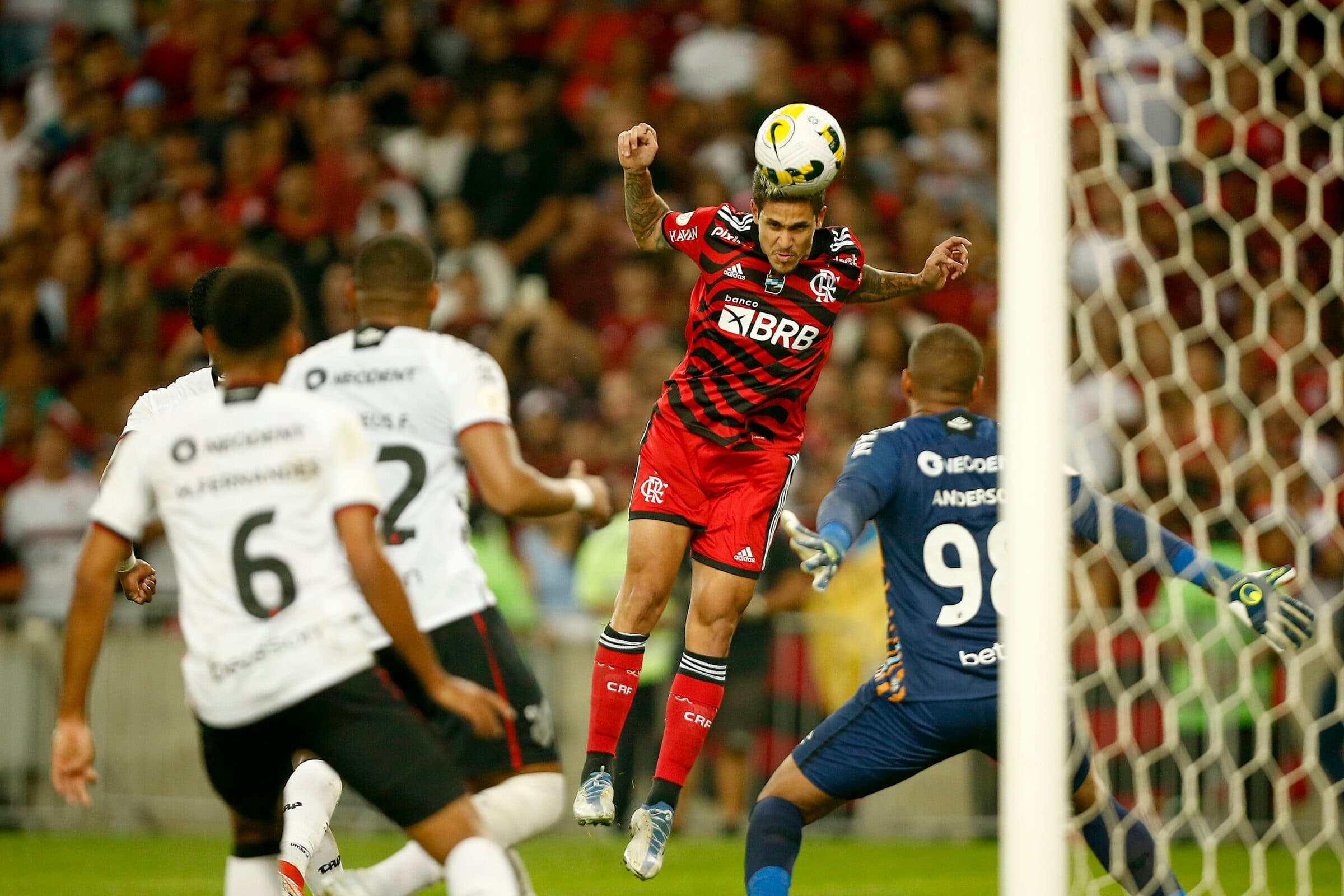 Pedro cabeceia para marcar o quinto gol do Flamengo sobre o Athletico pela Copa do Brasil