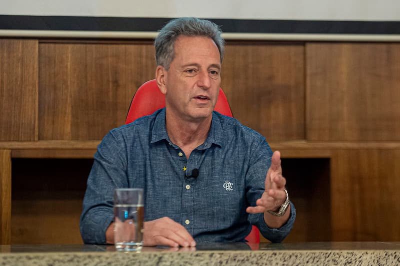 Rodolfo Landim em jogo do Flamengo; jornalista relembra polêmicas de Landim com Bolsonaro e fala sobre Zico