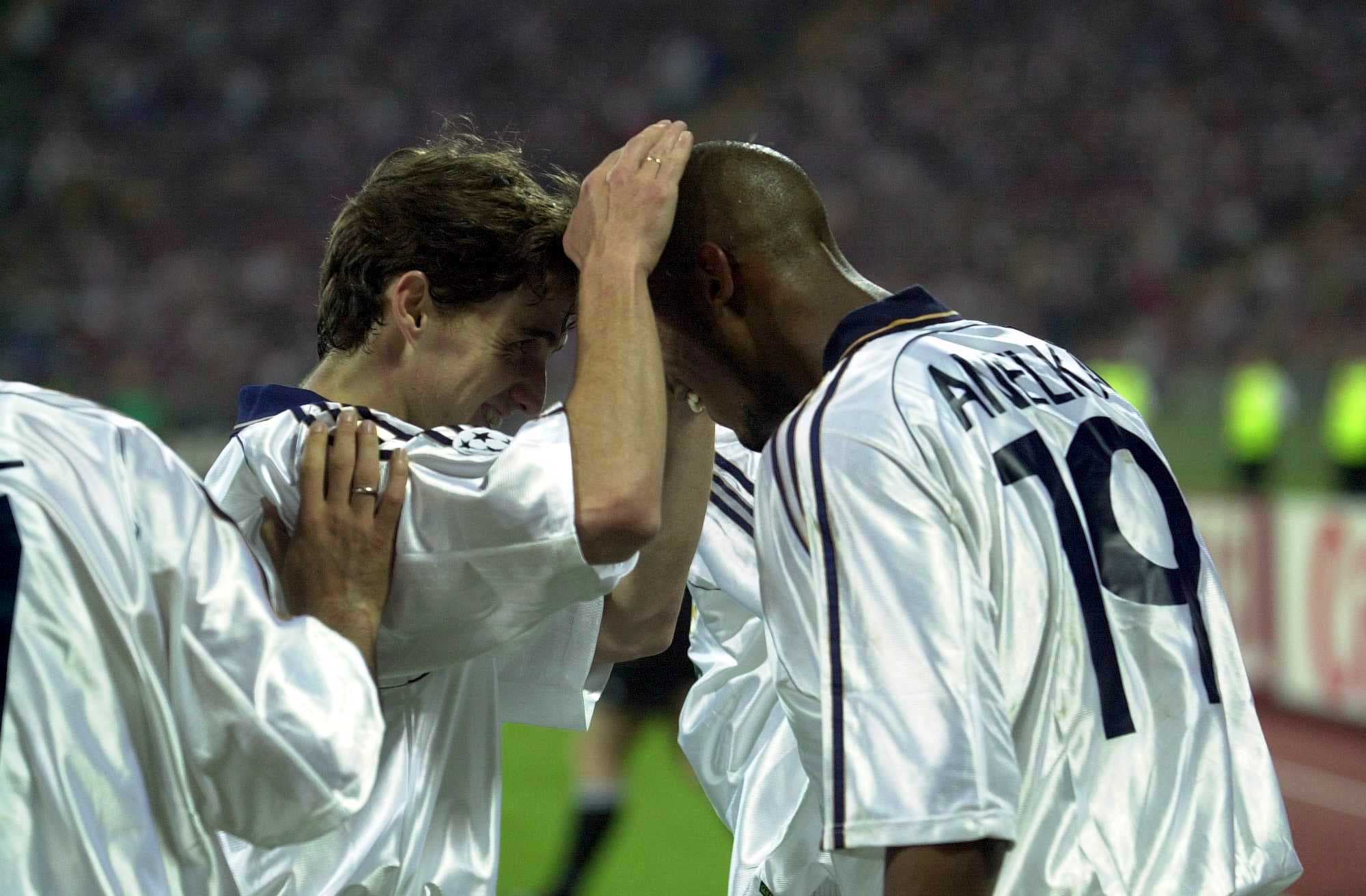 Sávio, criado nas categorias de base do Flamengo e ídolo da torcida rubro-negra, comemora com Anelka um gol vestindo a camisa do Real Madrid