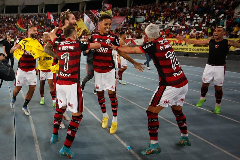 Time do Flamengo comemora vitória sobre o Botafogo no Engenhão