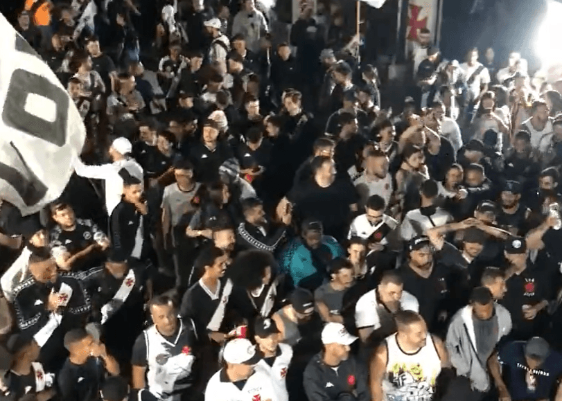 Torcida vascaína provoca o Flamengo após aprovação da SAF