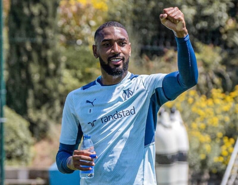 Ex-Flamengo, Gerson bebe água no treino do Olympique Marseille