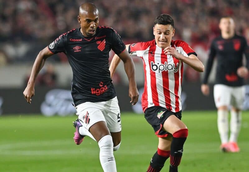 Fernandinho jogando contra o Estudiantes na Argentina; Flamengo já está classificado na Libertadores