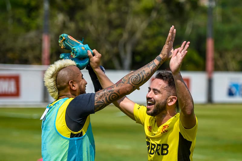 Everton Ribeiro e Vidal no treino do Flamengo